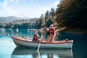 Dos personas pescando en un bote pequeño en un lago tranquilo.